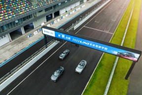 AYX SPORTS-UNI遭遇大幅下滑超242%，投资者恐慌性抛售