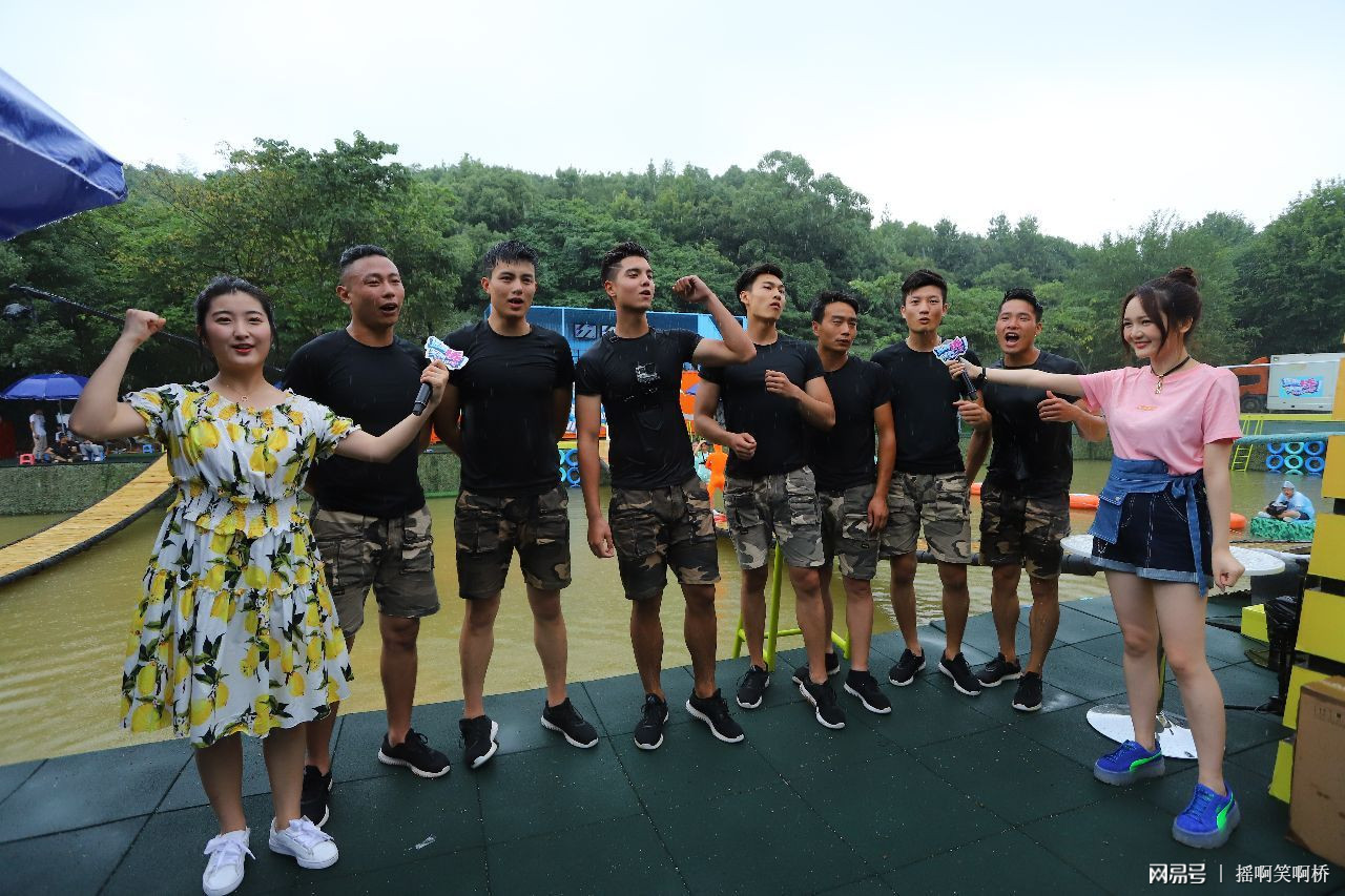 南城猛虎队险胜粤西猛虎队，足球常规赛上演关键失误成转折！临场应变见真章